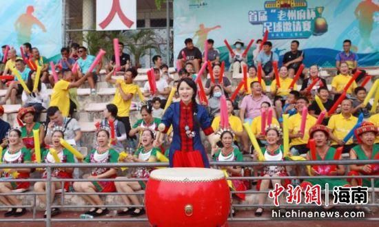白丝打开双腿露小内裤图片